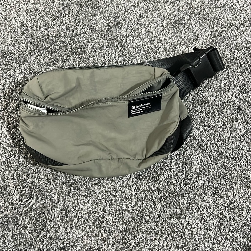 Lululemon Clean Lines Belt Bag 2L